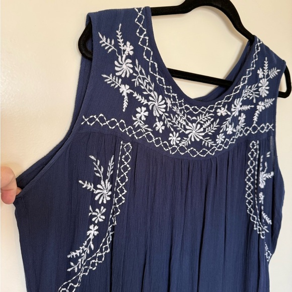 Chic Connection Sleeveless Navy Top with White Embroidery in Size 2X - Picture 2 of 7